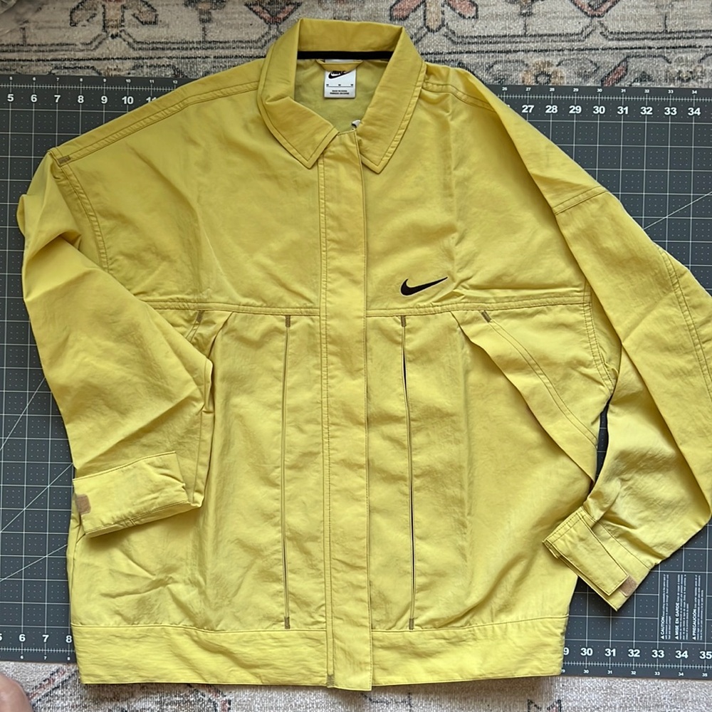 NWOT Women’s Nike jacket swooshwear sz M